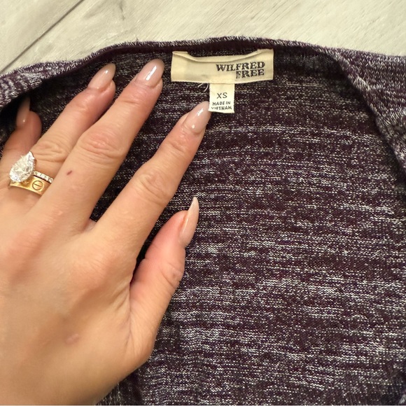 ๐ ARITZIA DEEP V CROP TOP - Picture 6 of 6